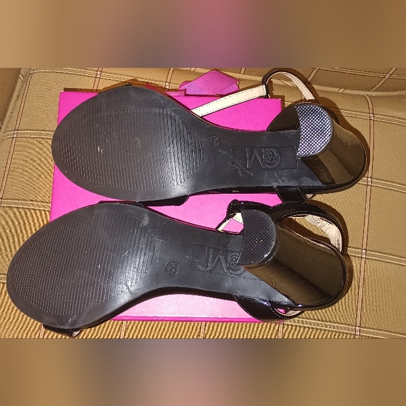 C&M Designer Patent Leather Sandals ( 9.5) - Picture 4 of 4